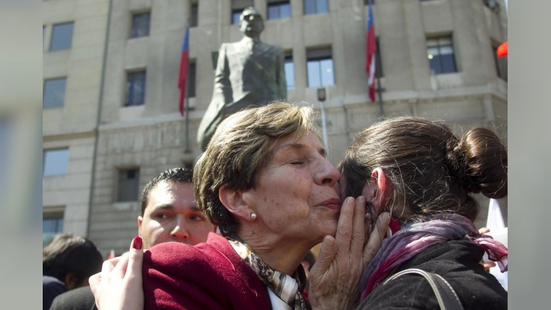 Aplaude la derecha: destituyeron en Chile a la senadora socialista Isabel Allende Bussi