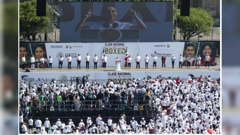 Presidenta de México encabezó una clase masiva con leyendas del boxeo