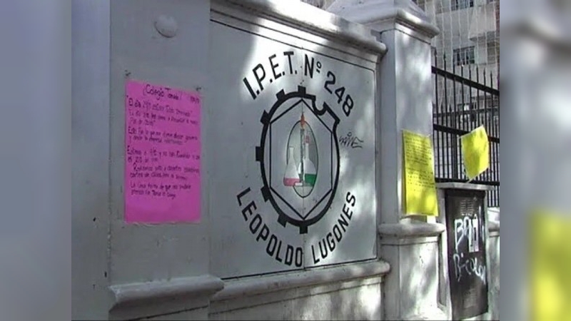 Docentes y alumnos de una escuela harán un abrazo solidario para pedir el "no cierre" de cursos