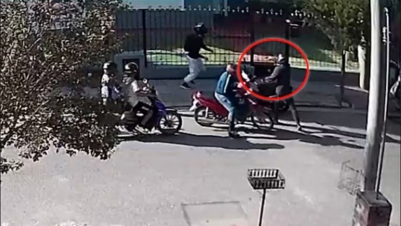 Delincuentes emboscaron y balearon a un joven para robarle la moto en Córdoba