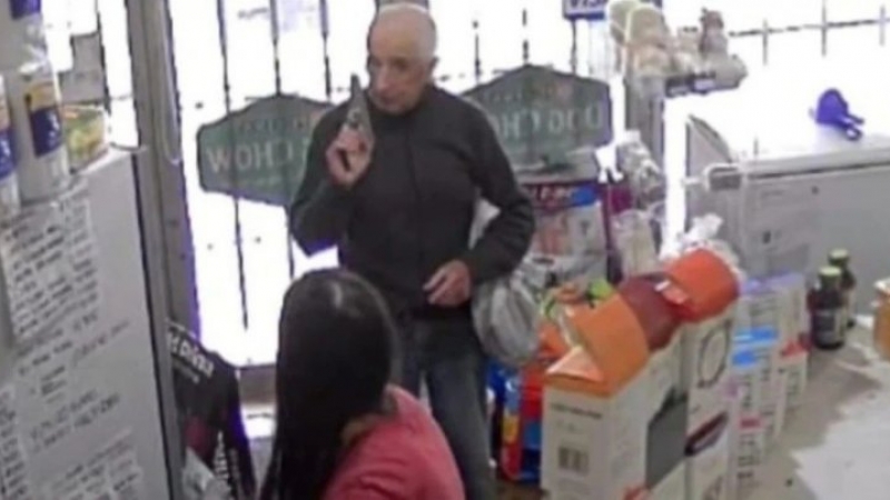 Insólito robo en Santa Fe: un hombre de casi 80 años asaltó una dietética a mano armada y se dio la fuga