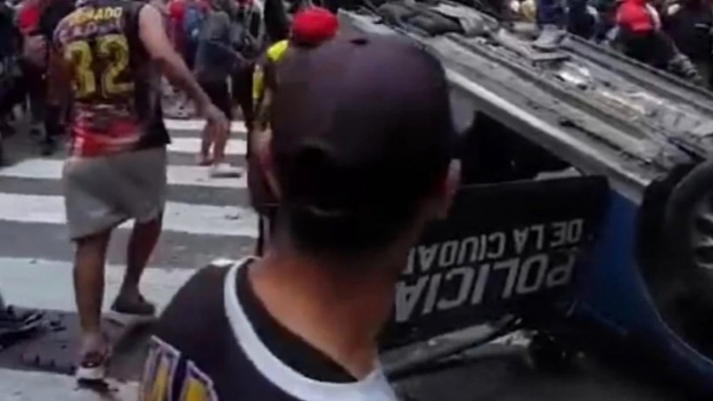 Condenaron al barrabrava que incendió un móvil de la policía durante una marcha de jubilados