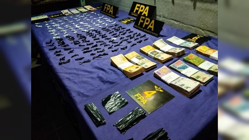 Tres personas detenidas por comercialización de estupefacientes