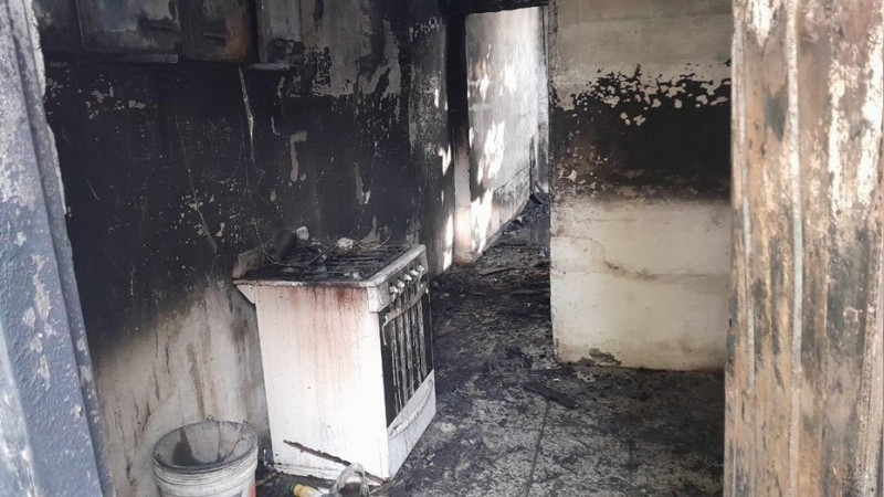 Volvió de llevar a sus hijos al colegio y encontró su casa destruida