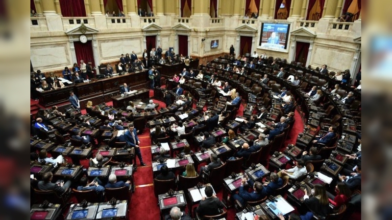 Guillermo Francos negó una devaluación al defender el plan económico y pidió sancionar la ley antibarras