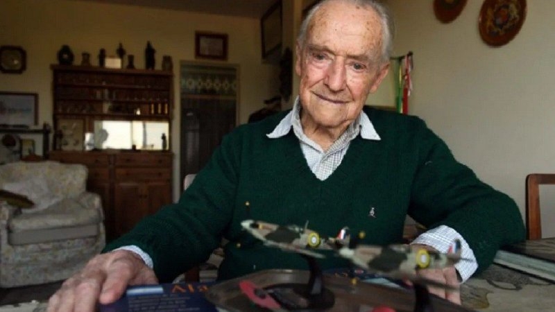 A los 107 años murió Ronnie Scott, el piloto argentino que combatió contra Hitler