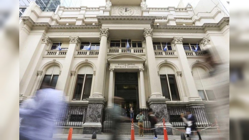 El Banco Central ya ofrece comprar dólares a $1.000: cuál es la audaz jugada del Gobierno