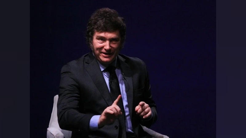 Javier Milei se mostró activo en redes contra periodistas y "econochantas", en medio del luto por Francisco