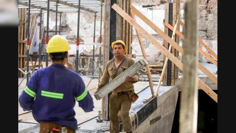 Javier Milei celebró la salida de la recesión pero volvió a caer el empleo registrado