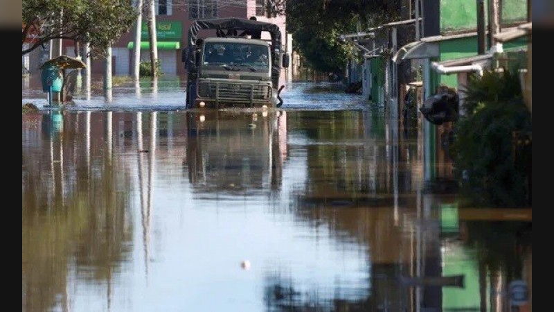 El 10,1% de las personas habitó viviendas en zonas inundables y el 6,3% cercanas a basurales, según INDEC