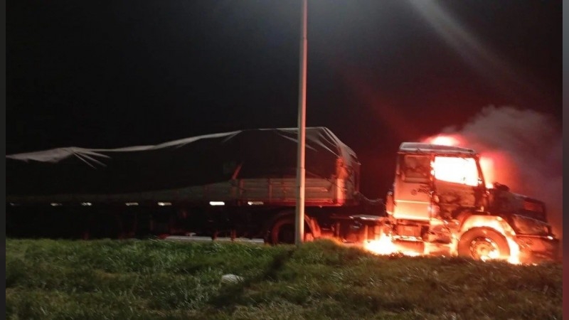 Un camión se incendió en una ruta
