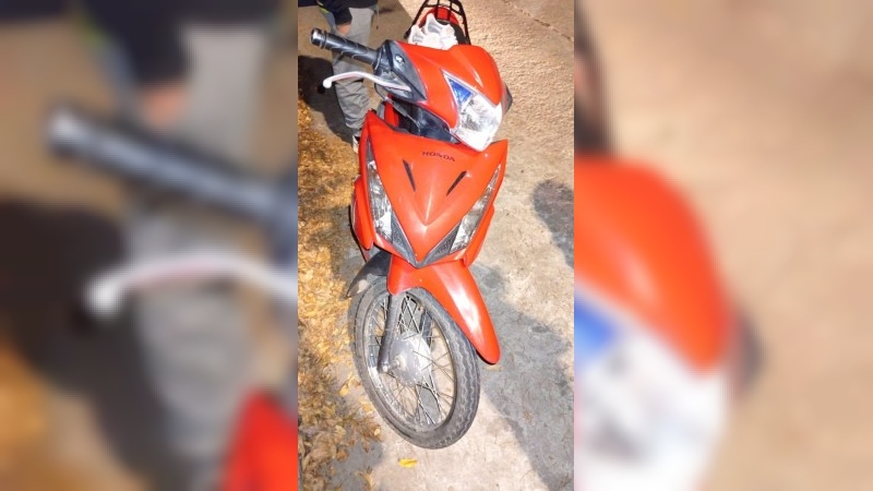 Se le cruzó un perro: se cayó de la moto y sufrió escoriaciones