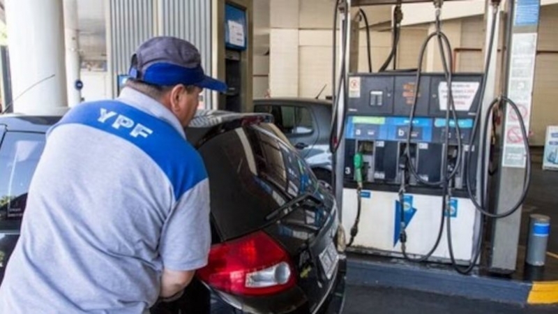 YPF anunció que baja 4% el precio de la nafta en mayo: a cuánto quedaría el litro en Córdoba