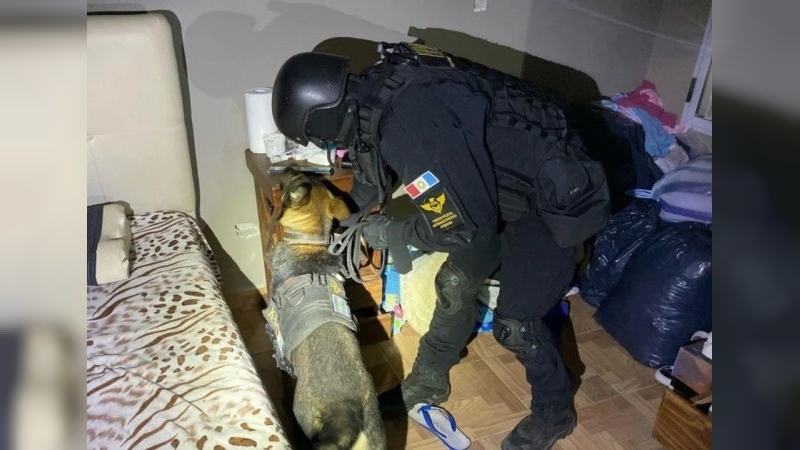 Atraparon a un hombre que vendía cocaína en barrio Cabildo
