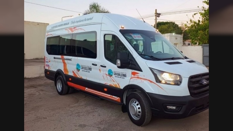 San Guillermo: El municipio presentó un minibus 0 km.