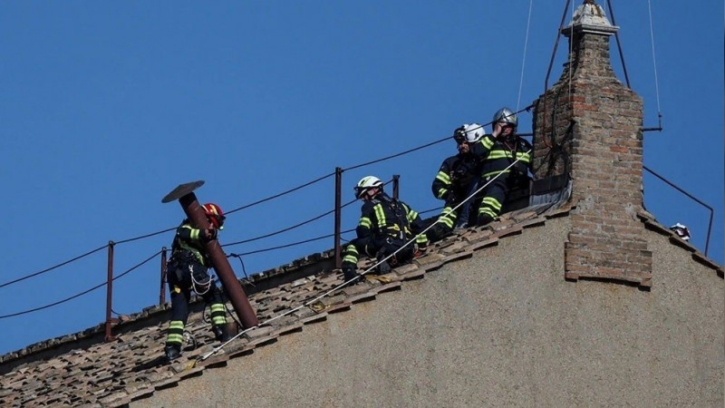 El Vaticano ya instaló la chimenea en la Capilla Sixtina para el cónclave