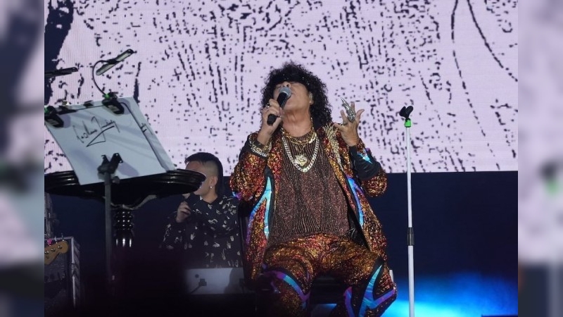 “Me quebré, me decían que no cantara”: La Mona cantó sentado pero hizo bailar a todos en otra noche épica