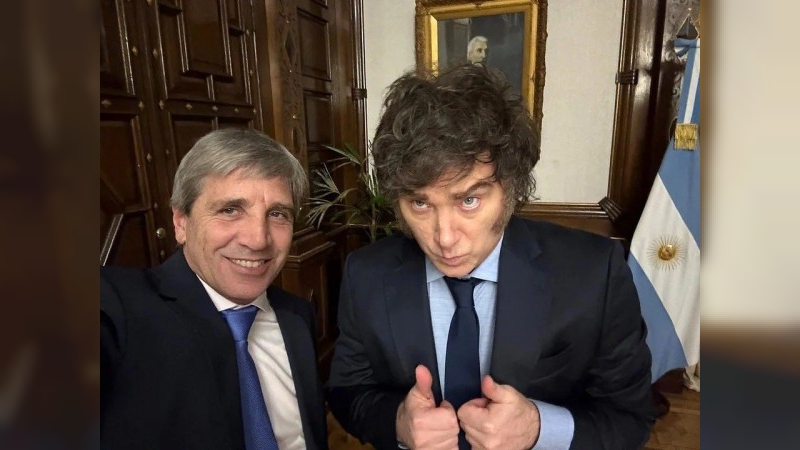 El Gobierno lanzará incentivos para que los argentinos empiecen a usar los dólares el colchón: riesgos y dudas