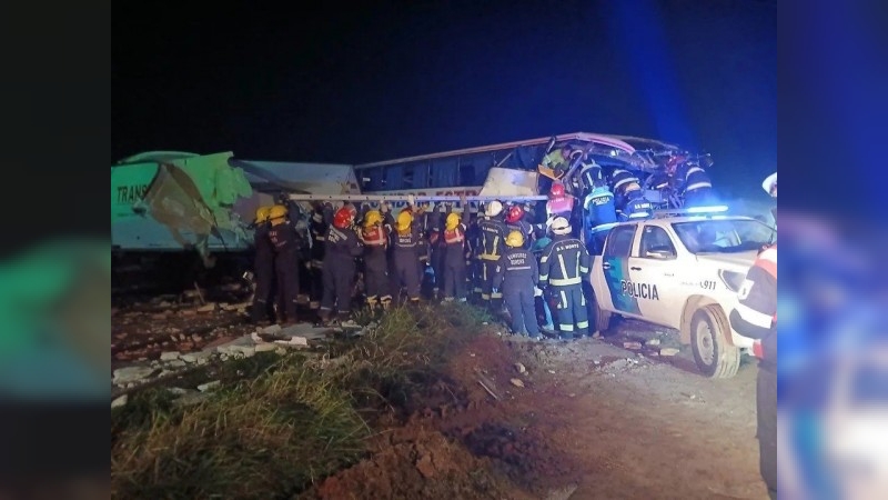 Choque frontal entre un micro y un camión en Ruta 3: hay al menos cuatro muertos