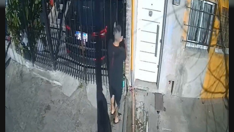 Sin corazón: ató a la perra a la reja de una casa y la abandonó