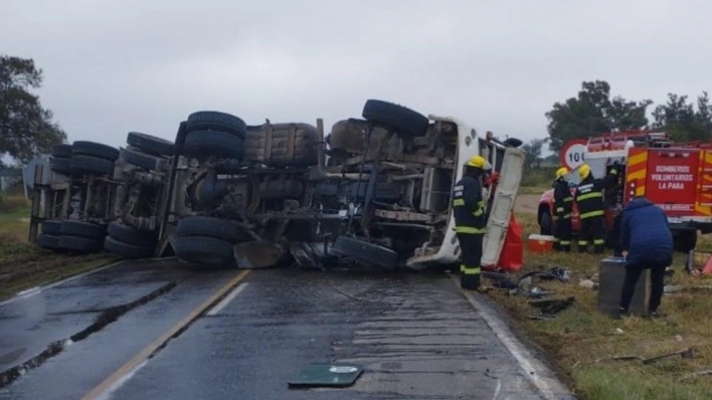 Un camión de combustibles volcó en ruta de Córdoba y el conductor falleció en el accidente