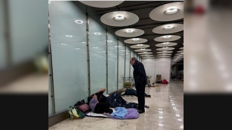 España: tensa situación con migrantes sin techo en el aeropuerto de Barajas