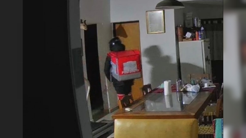 Nueva modalidad de robos azota a un barrio de Córdoba: delincuentes disfrazados de deliveries desvalijan casas