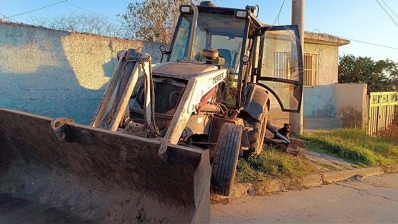 Retroexcavadora sin frenos en Córdoba: chocó contra una casa y dejó a una niña herida