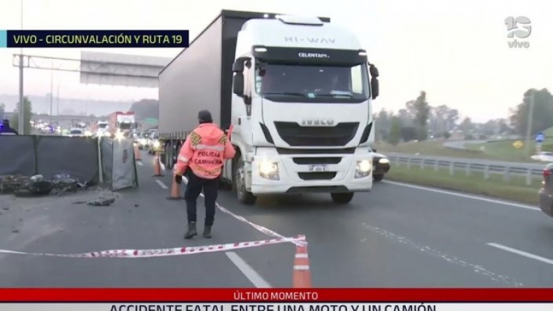 Iba en moto y murió al estrellarse contra un camión