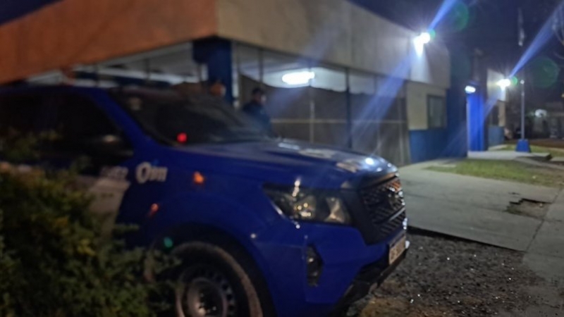 Córdoba: vecinos atacaron una comisaría tras una detención: piedrazos, tiros y un policía herido