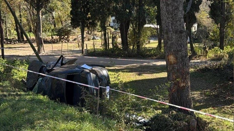 Siniestro fatal: chocó su auto contra un árbol y su acompañante perdió la vida