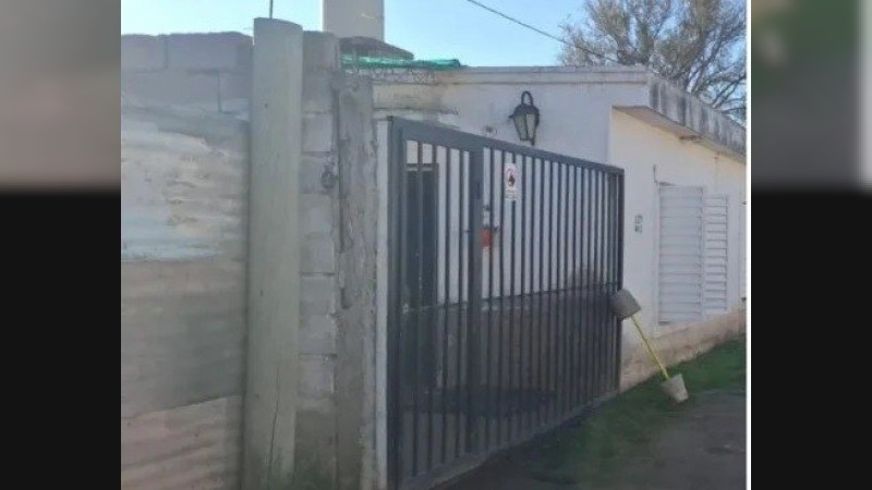 Un niño de 2 años fue aplastado por un portón de hierro y lucha por su vida 