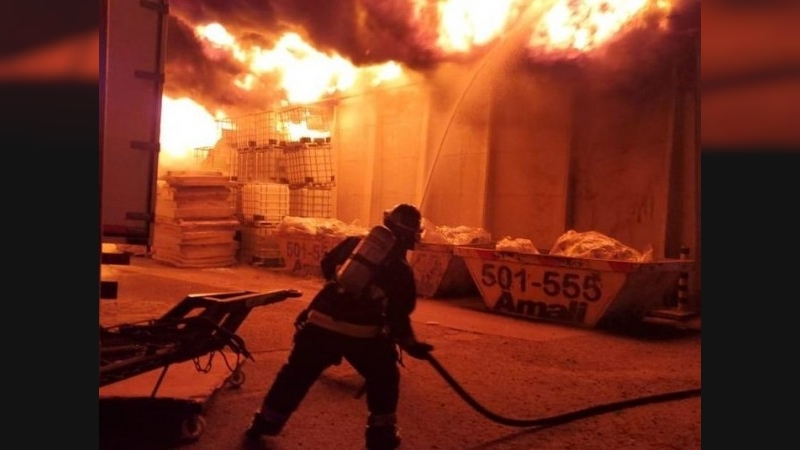 Importante incendio afectó a una fábrica de colchones de Rafaela