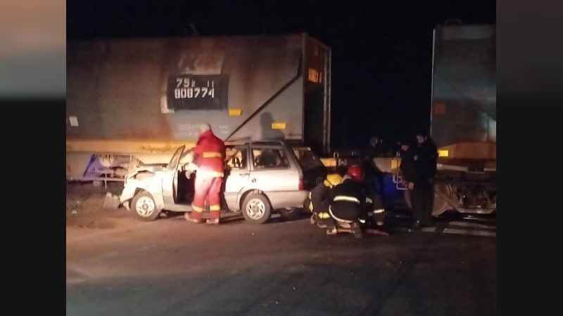 Dos lesionados al chocar un auto y un tren en Arrufó