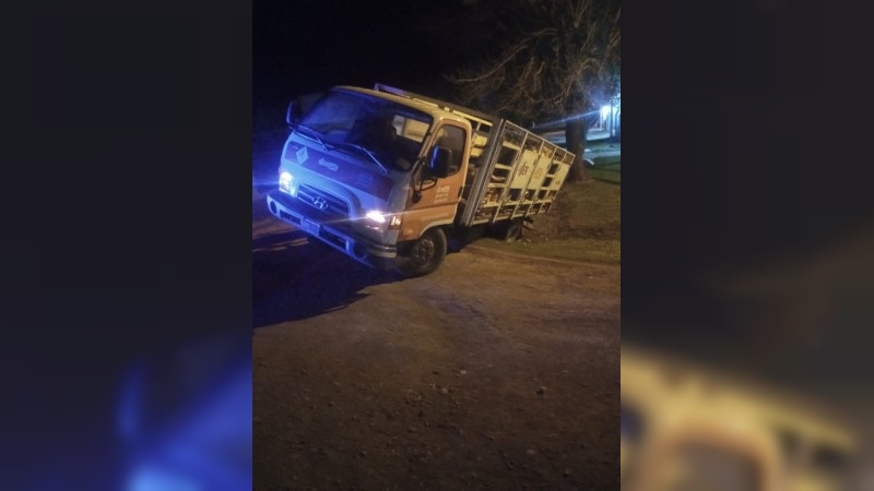 Morteros: bomberos intervinieron para retirar un camión con carga de gas que cayó en una alcantarilla