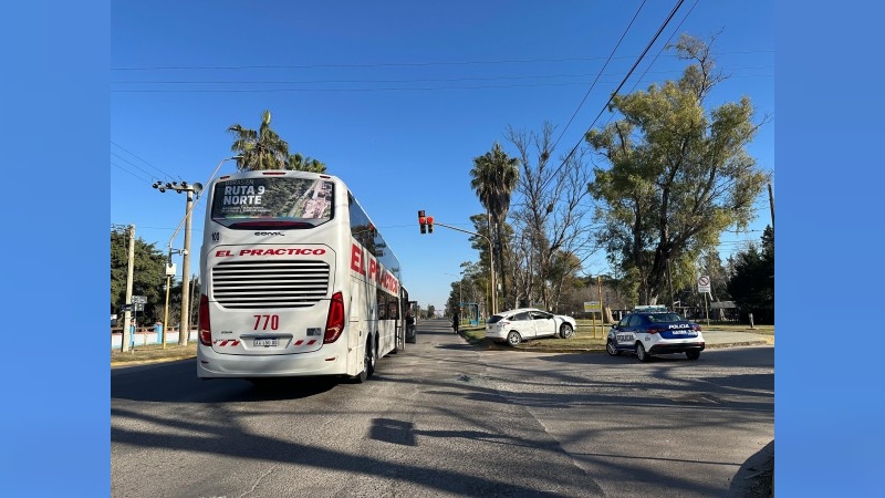 Choque entre un colectivo y un automóvil en barrio Las Rosas