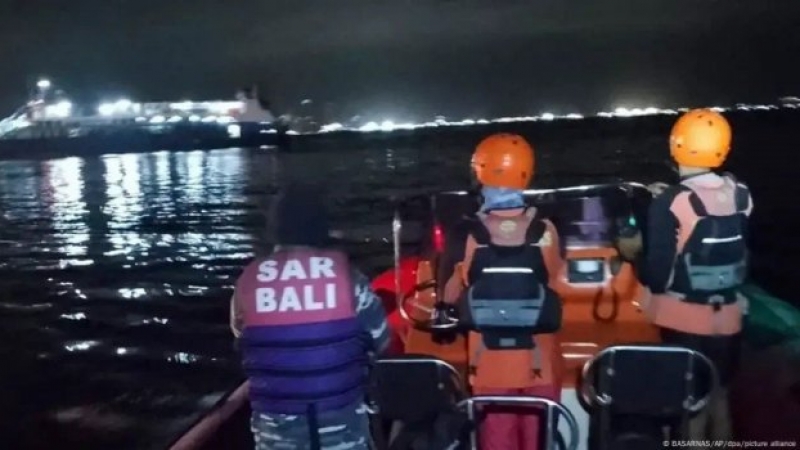 Hundimiento de un barco en Indonesia: cuatro muertos y 38 desaparecidos