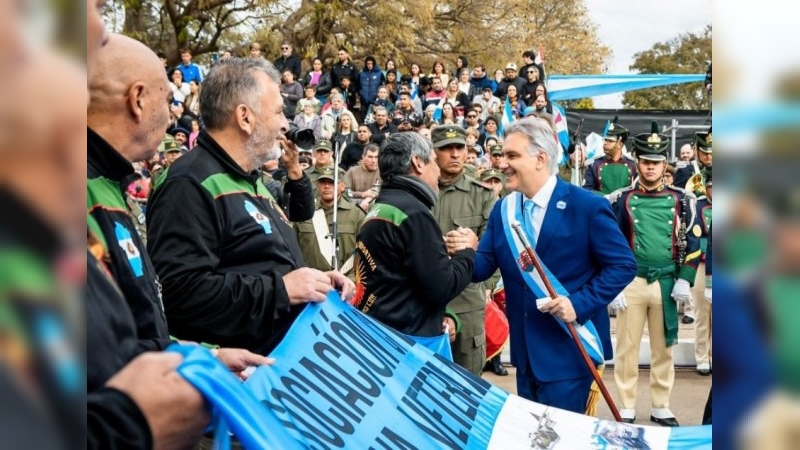 En Colonia Caroya, Llaryora encabezó el desfile cívico-militar en conmemoración del 9 de Julio