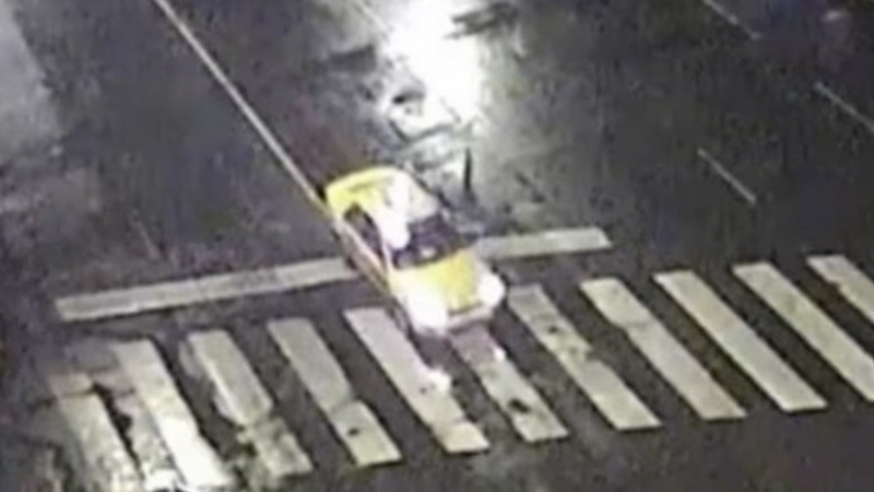 Taxista atropelló a un peatón que cruzaba una avenida del centro