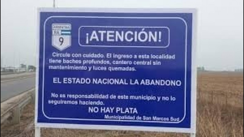 Con un irónico cartel, la intendenta de San Marcos Sud denunció el abandono de la Ruta Nacional 9