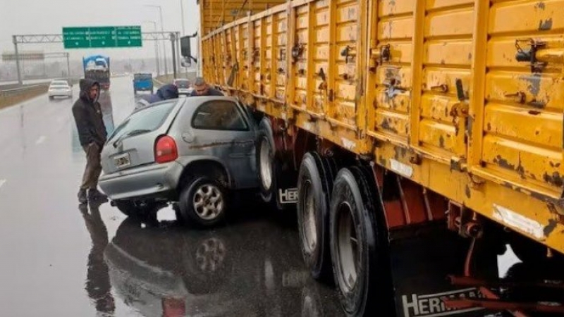 Se incrustó con el auto debajo de un camión en Circunvalación y se salvó de milagro