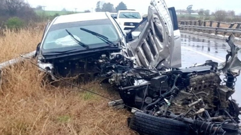 Hombre de 82 años perdió el control de su auto y chocó en un puente en Ruta 18