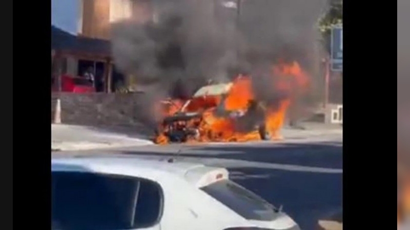 Carlos Paz: se incendió una camioneta en plena avenida Cárcano