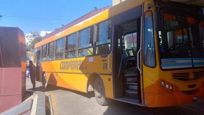 Córdoba: un colectivo chocó contra un ingreso del Hospital de Urgencias