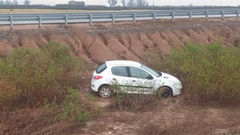 Un automóvil cayó a un desagüe en La Francia: solo daños materiales