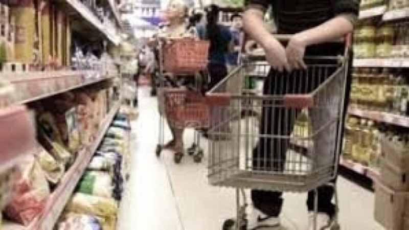 Reportan que una familia tipo necesita casi cuatro salarios mínimos para no caer bajo la línea de pobreza