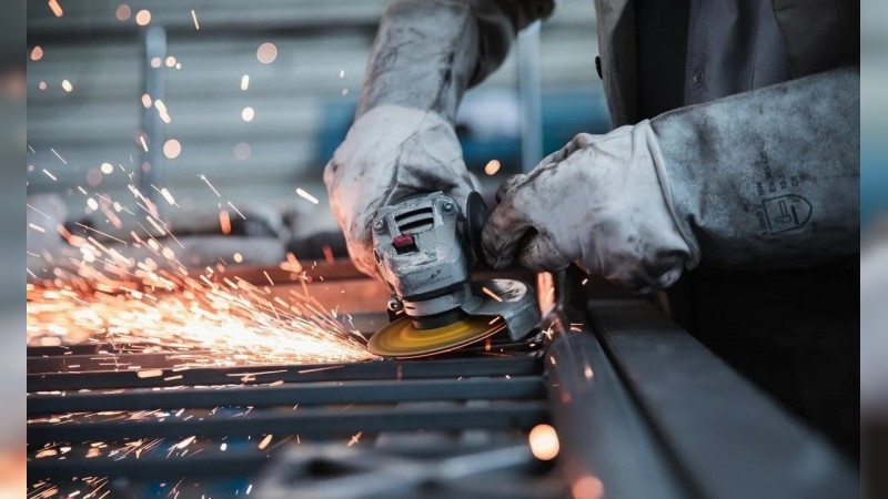 La producción manufacturera cayó en julio: 1,1% interanual y 2,3% con respecto al mes previo