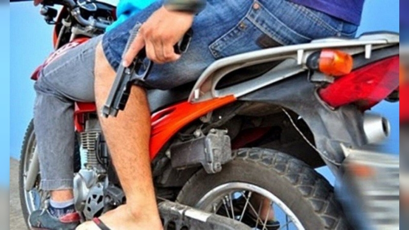 Motochorros asaltaron a una joven a mano armada