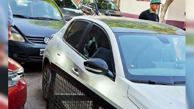Le dejaron un auto en la cochera y reventó el vidrio con una llave cruz