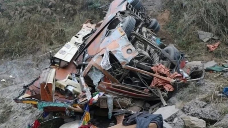 Un micro cayó al río en el centro de Nepal: 18 muertos